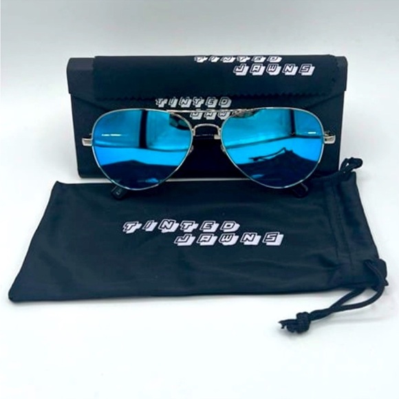 Silver Lightweight Metal Aviator Tinted Sunglasses with Blue  Tinted Jawns Blue Polarized Aviators!! New with Case💙🕶️
